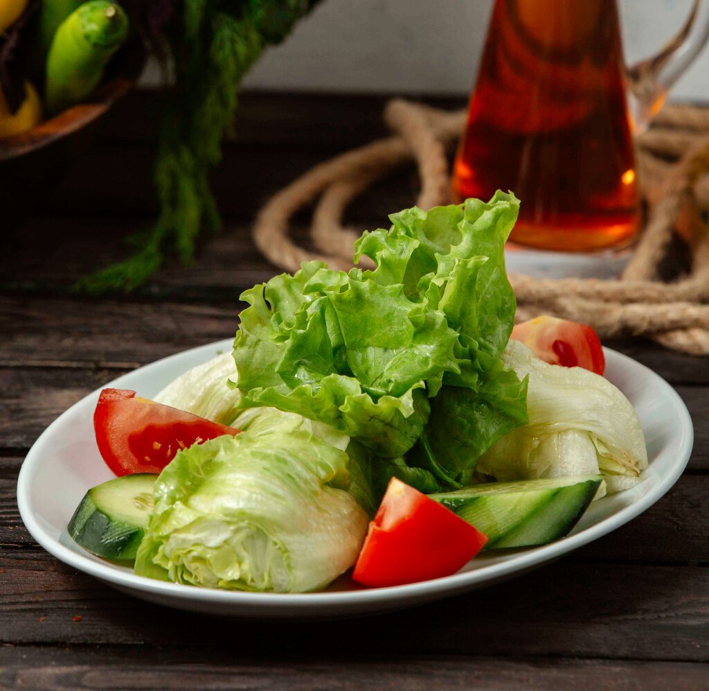 салат plate-with-chopped-tomato-cucumber-lettuce-table.jpg