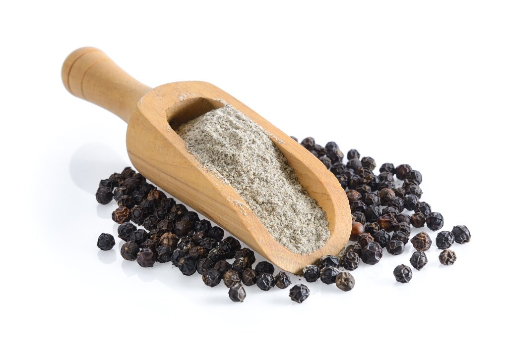 перец black-pepper-powder-wood-scoop-white-surface.jpg
