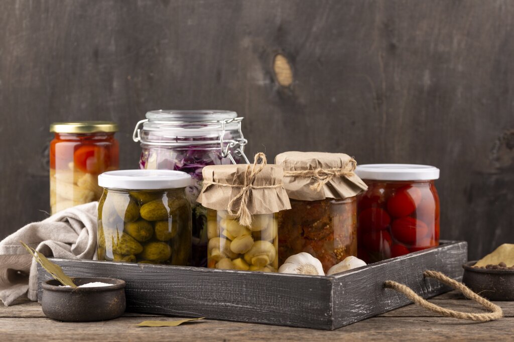 консервы jars-with-preserved-food-assortment.jpg