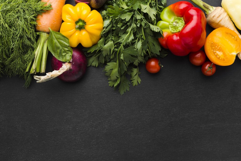 оваощи flat-lay-vegetables-arrangement-dark-background-with-copy-space.jpg