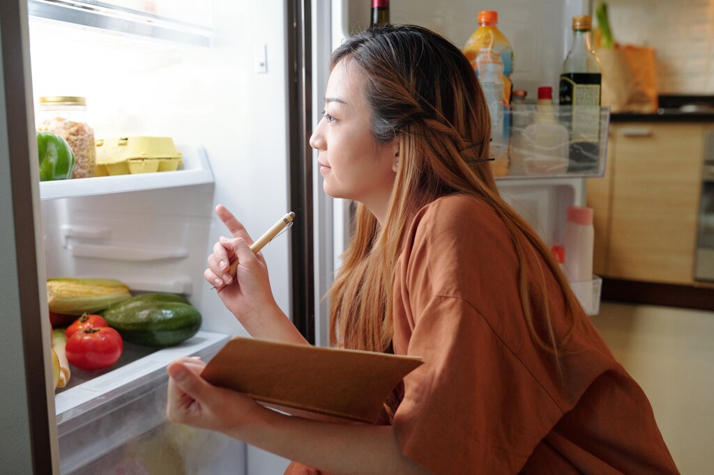 При какой температуре хранить продукты в холодильнике?