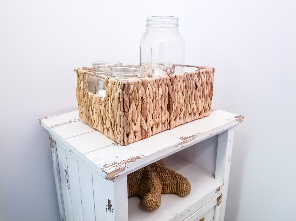 корзины close-up-glass-jar-table-against-white-background.jpg