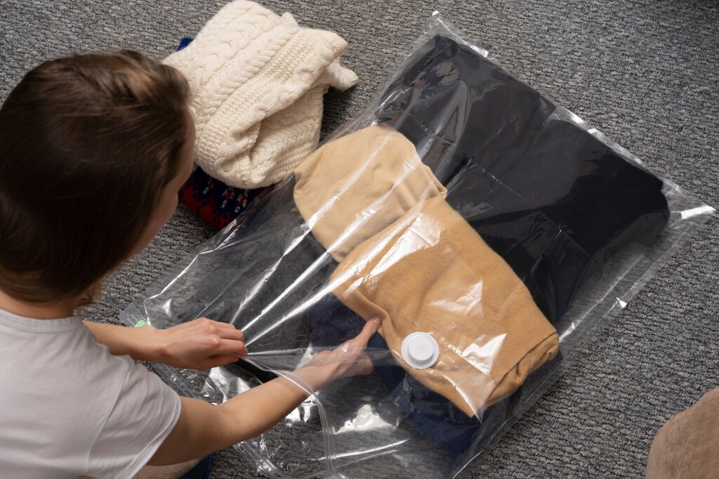хранение одежды transparent-vacuum-bag-with-warm-things-seasonal-storage-blanket-space-saving-concept-compressed-package-storage-organization.jpg