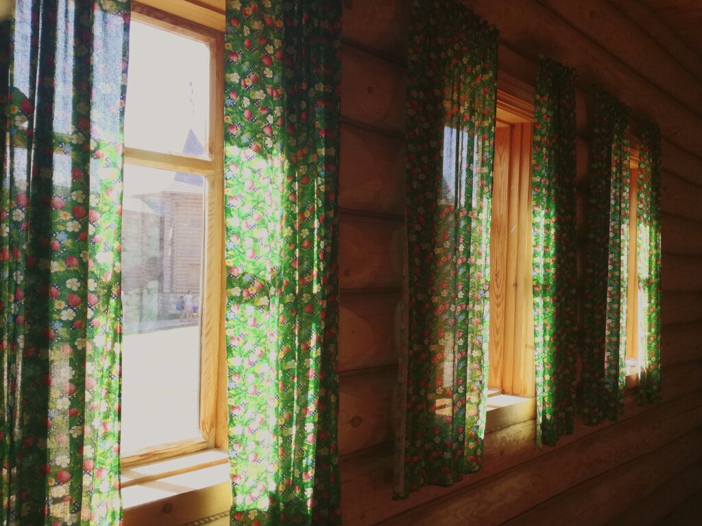 mnogocvetnaa-zanaveska-visasaa-na-okne-doma.jpg