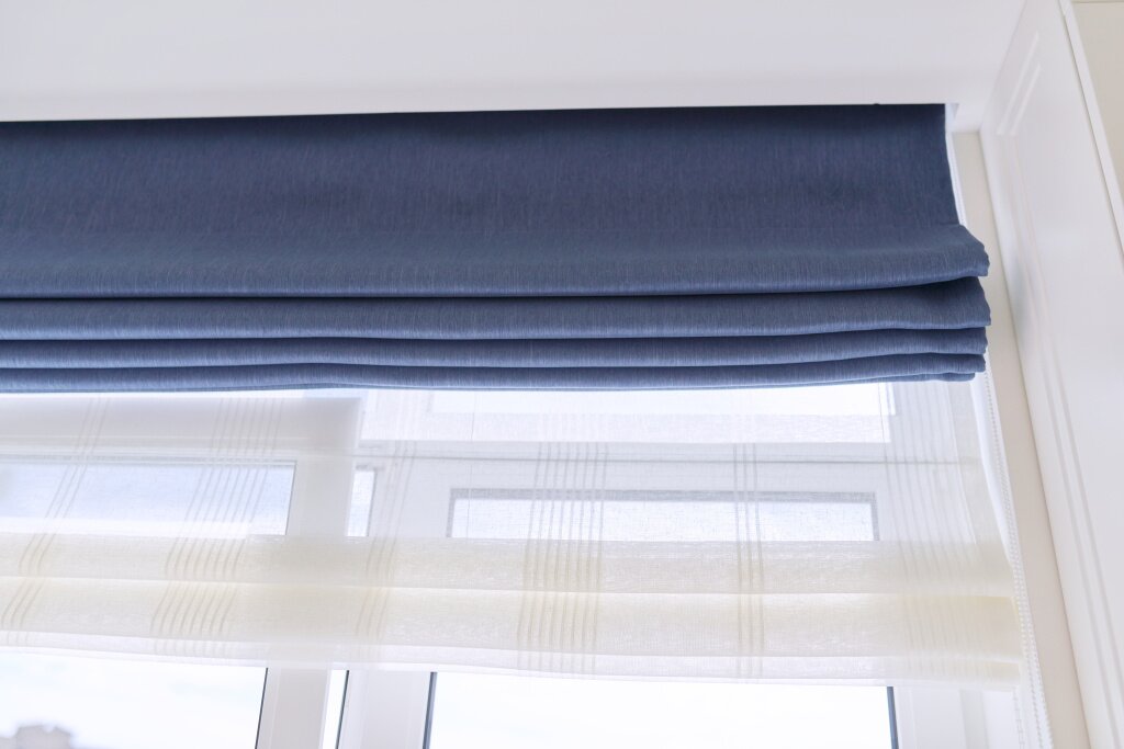 штора roman-blind-interior-detail-close-up-curtain-blue-blackout-fabric-sheers-white-linen-fashionable-modern-window-decoration-design-home.jpg