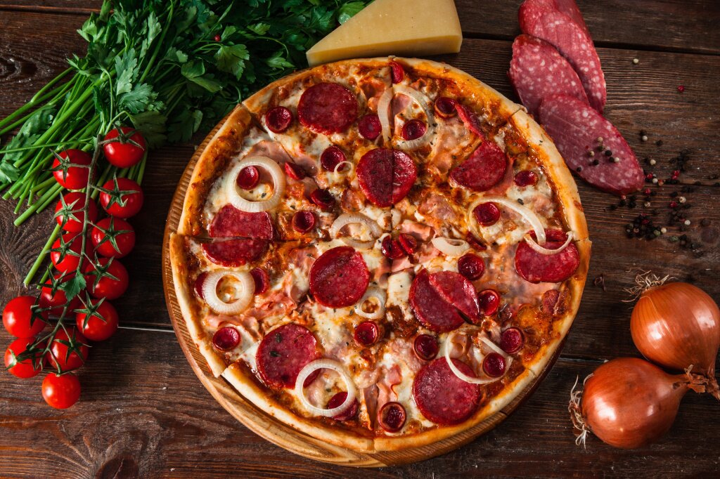 пицца tradicionnaa-ital-anskaa-kuhna-svezaa-picca-na-derevenskom-derevannom-stole-s-vidom-sverhu-ingredientov-foto-menu.jpg