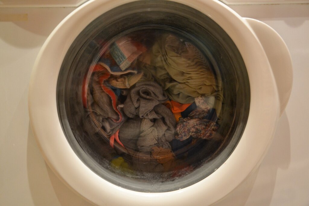 В стиральной машине образуется много пены. Причина и решение