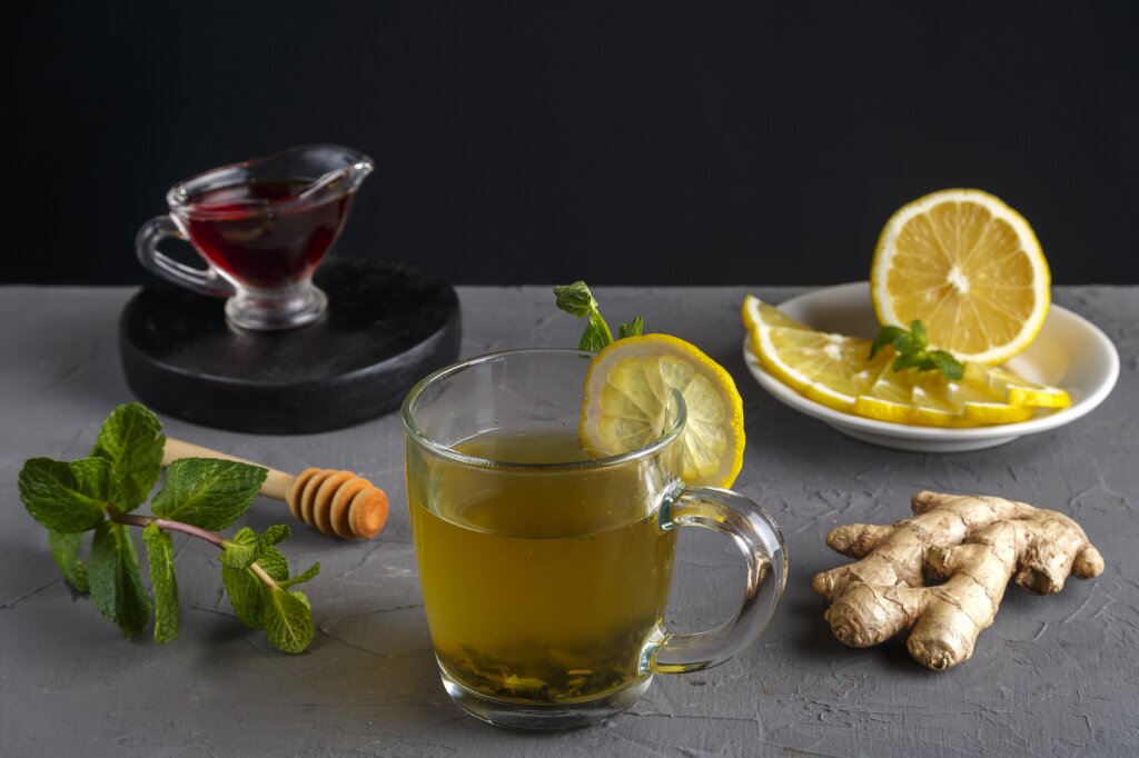 immunnyi-imbirnyi-napitok-s-medom-i-limonom-v-steklannoi-caske-radom-s-ingredientami-gorizontal-naa-fotografia.jpg