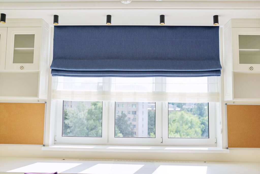 штора roman-blind-interior-detail-close-up-curtain-blue-blackout-fabric-sheers-white-linen-fashionable-modern-window-decoration-design-home (1).jpg