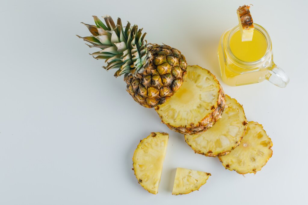 sliced-pineapple-with-juice.jpg