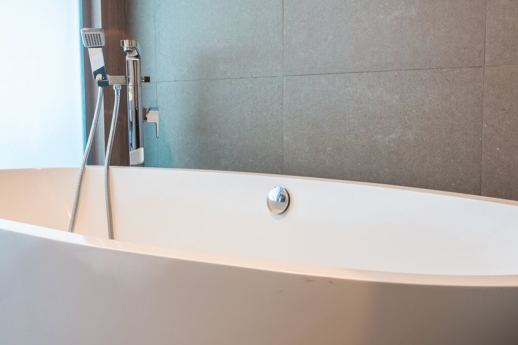 close-up-large-bathtub.jpg