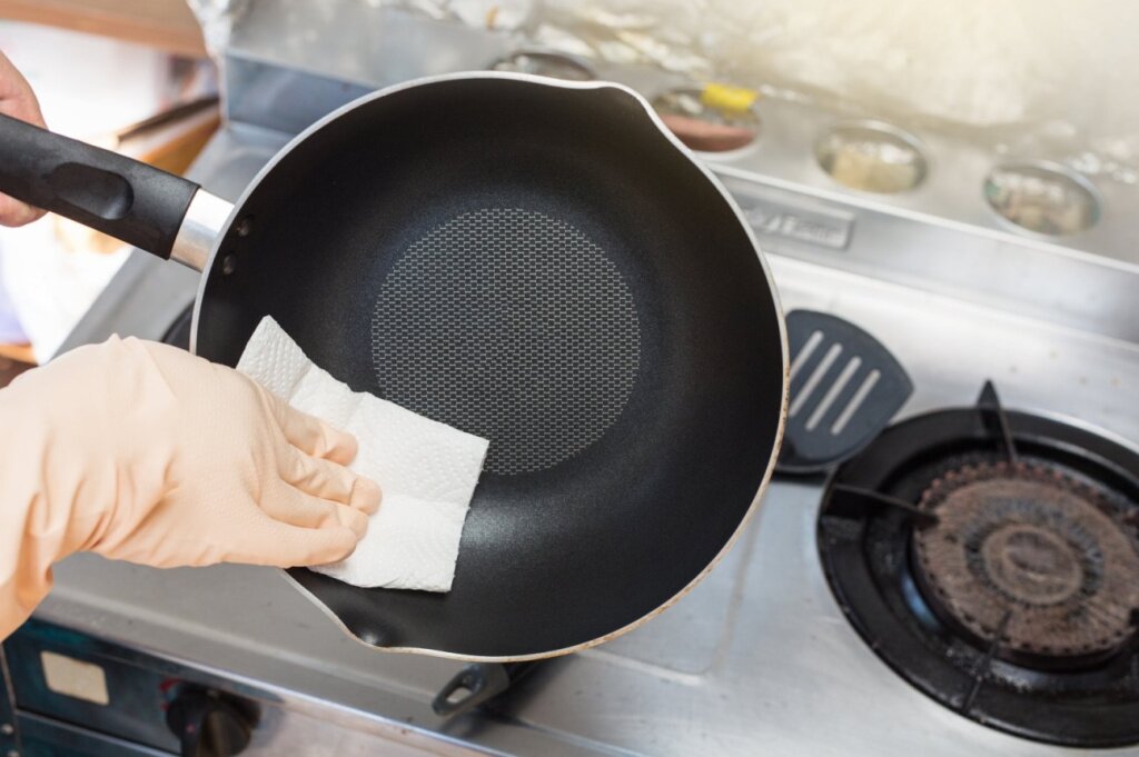 Как выбрать сковороду с антипригарным покрытием, чтобы еда не пригорала
