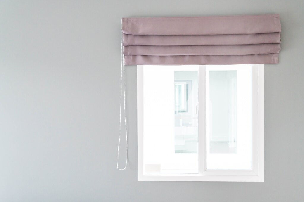 штора curtain-with-sunlight.jpg