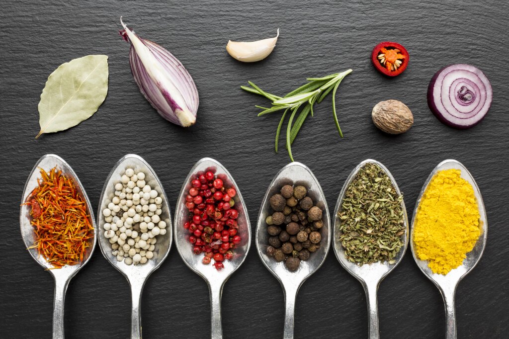 специи spoons-with-powder-condiments-table.jpg
