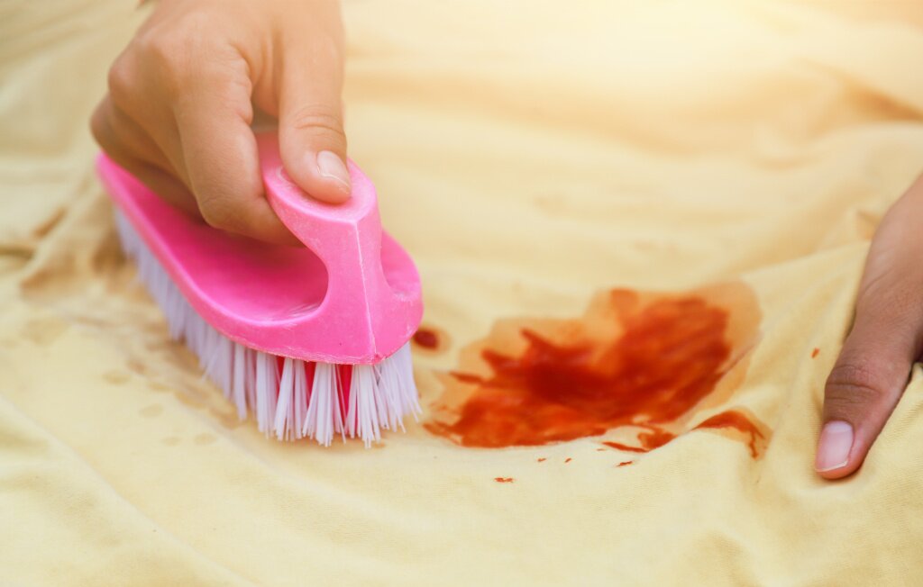 cropped-hands-cleaning-stain-cloth.jpg