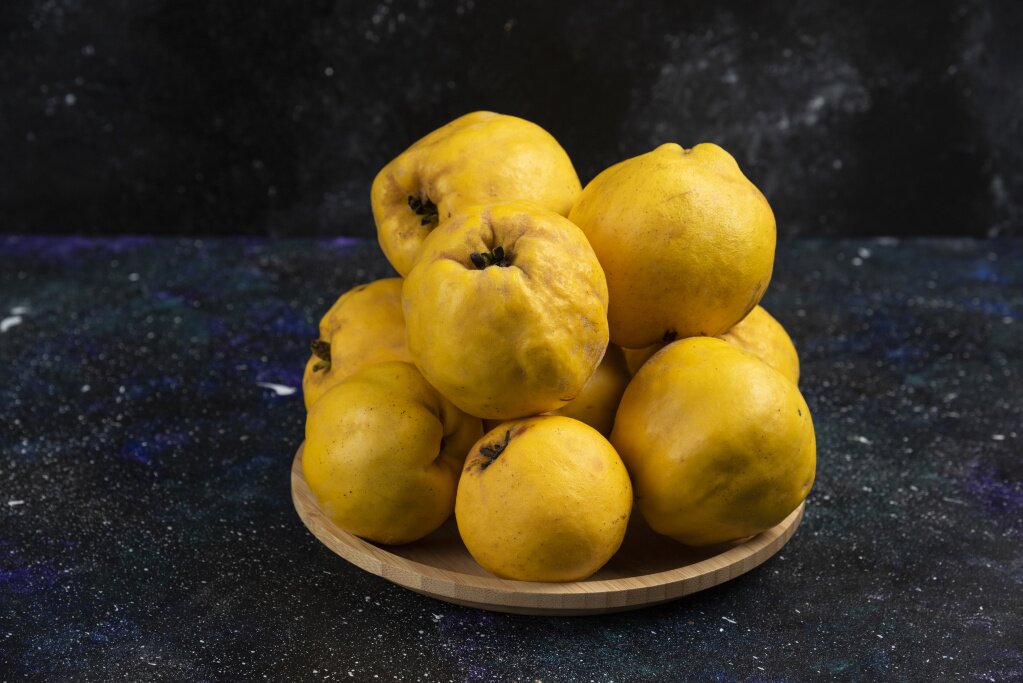 plate-fresh-quince-fruits-placed-dark-table.jpg