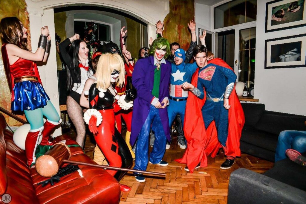 Новогодняя вечеринка с супергероями и злодеями
