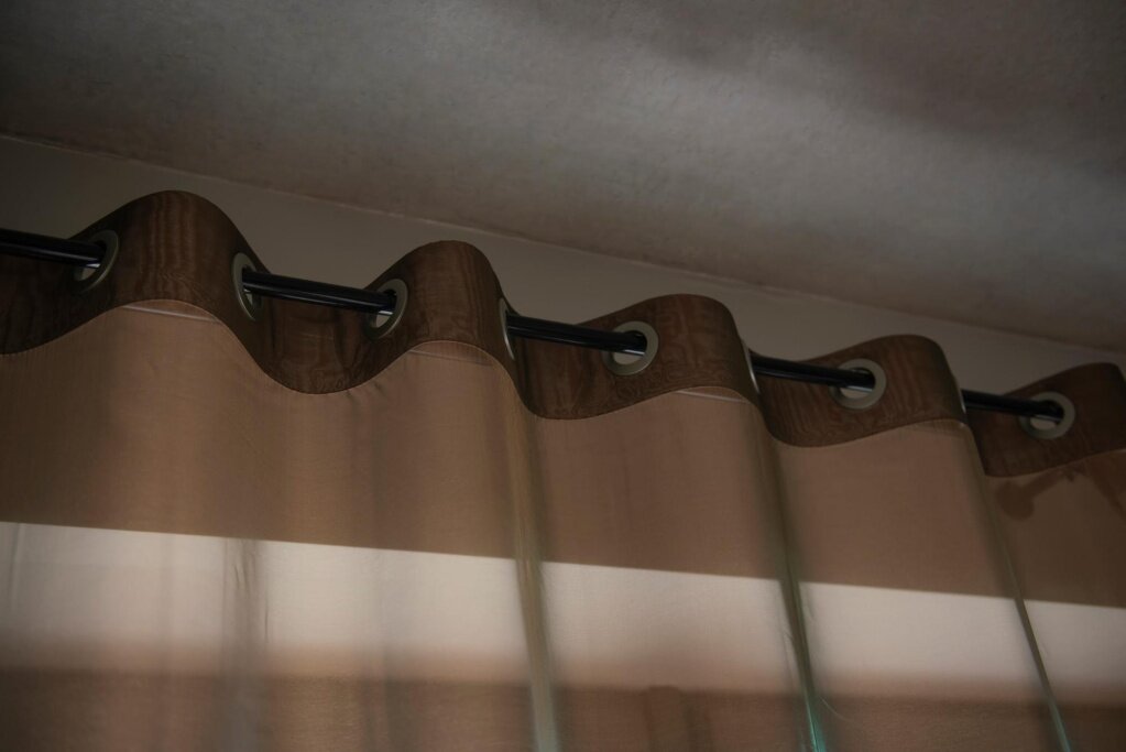 Как установить рулонные шторы без сверления: крепление на скотч или специальные кронштейны
