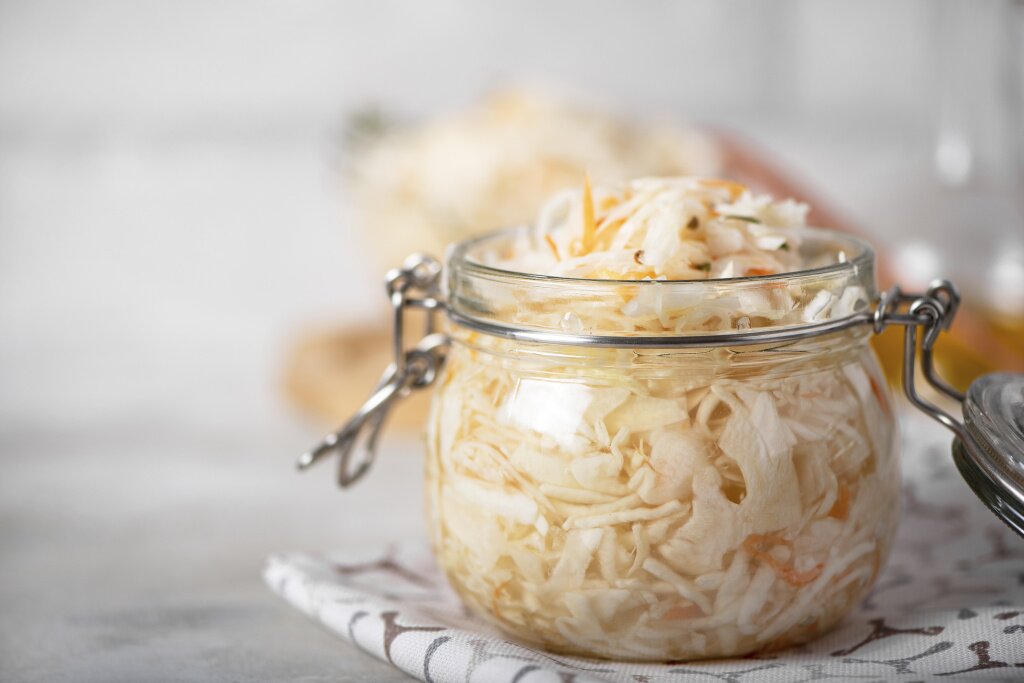 вкусная капуста kvasenaa-kapusta-s-morkov-u-speciami-i-pripravami.jpg