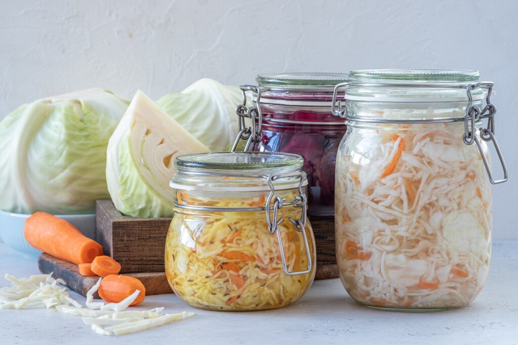 fermentirovannaa-konservirovannaa-koncepcia-vegetarianskoi-pisi-kvasenaa-kapusta-v-bankah-iz-kislogo-stekla.jpg