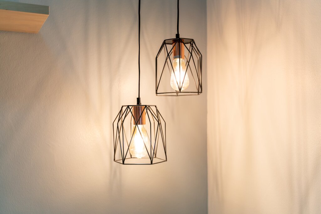 podvesnaa-lampa-na-stene-dizain-inter-era-doma.jpg