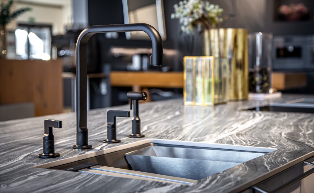 black-faucet-with-steel-sink-stylish-modern-kitchen.jpg