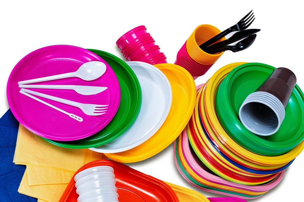 plastikovaa-odnorazovaa-posuda-i-tarelki-so-stolovymi-priborami-dla-piknika-na-belom-fone.jpg
