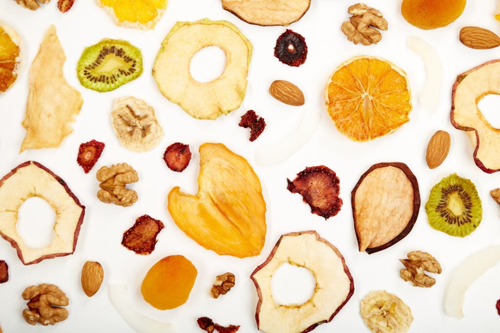 zakroite-susenuu-klubniku-mindal-kuragu-izum-greckie-orehi-susenye-abloki-i-kivi-na-belom-fone-koncepcia-organiceskih-zdorovyh-assorti-iz-suhofruktov-dla-zakusok.jpg