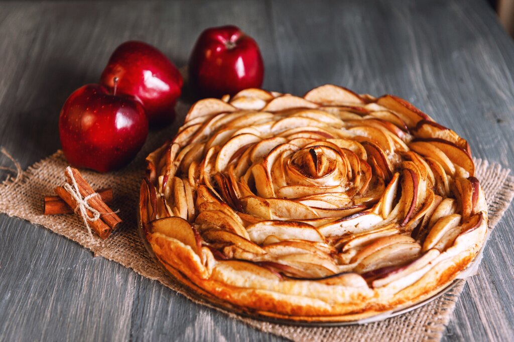 domasnii-ablocnyi-pirog-izolirovannye-na-derevannyh-fone.jpg