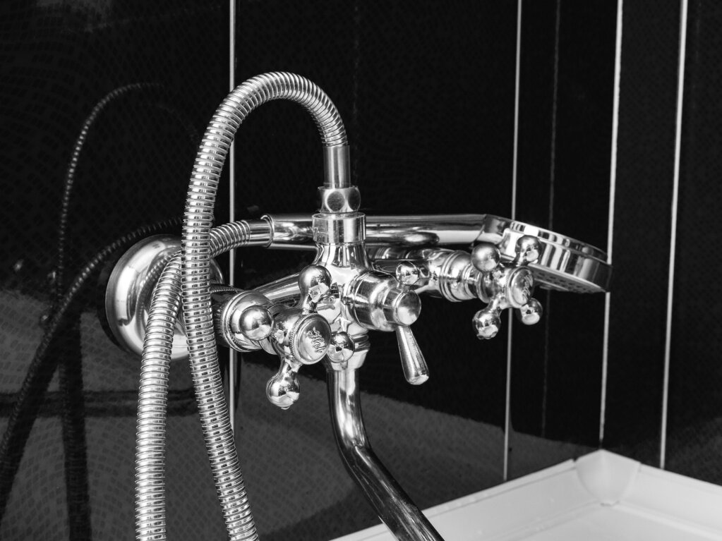 смеситель tap-closeup-modern-bathroom.jpg