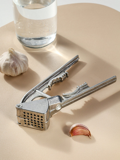 Пресс для чеснока с орехоколом