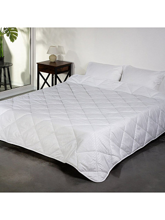 Одеяло 1.5-спальное, 140х205 см, Файбер 100% полиэстер, 250 г/м2, всесезонное, чехол 100% полиэстер, кант, Майская ночь